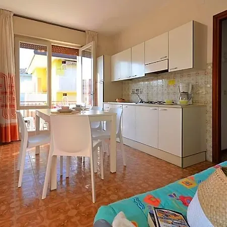 Modern And Bright Flat 700m From The Otel 2*